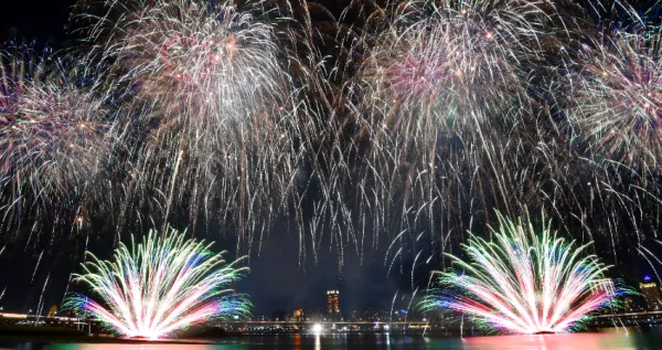 坐在小七就能看大稻埕煙火！大稻埕夏日節「480秒煙火壓軸場」明天衝，北投、天母都有「7個最佳觀看點」超隱藏版推薦。