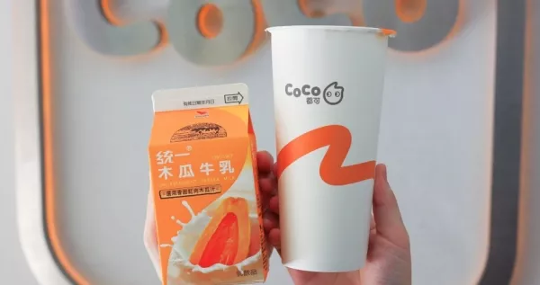 木瓜牛奶升級(jí)版！CoCo X 統(tǒng)一木瓜牛奶「拍拍拍呀牛乳」全臺(tái)開賣，咀嚼感「布丁+西谷米」木瓜牛奶喝起來。