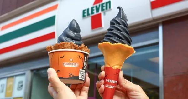 7-11萬(wàn)聖節(jié)霜淇淋買(mǎi)一送一！7-ELEVEN聯(lián)名COLD STONE「巖鹽牛奶糖風(fēng)味霜淇淋」，週末限定「小七霜淇淋買(mǎi)一送一」開(kāi)吃。