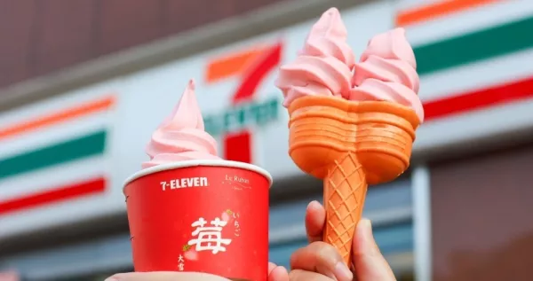 7-11霜饗炮霜淇淋！7-ELEVEN「草莓開運霜饗」復古草莓冰開賣，霜饗炮餅乾杯、草莓乳酸思樂冰，草莓控開吃。