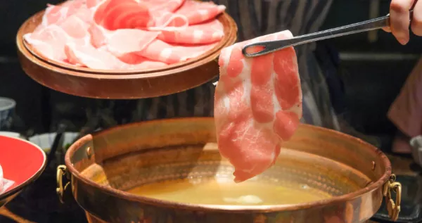 中山區隱藏版火鍋！43年老字號「欣葉SHABU SHABU」島根生態蝦海陸雙拼新登場，點鍋再送5顆炸廣島牡蠣。