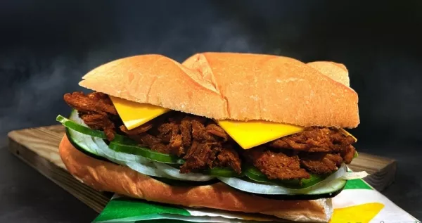 有BBQ我就吃！SUBWAY「BBQ醬燒手撕豬潛艇堡」季節限定限時限量新品，搶攻速食控、上班族、學生的必吃清單。