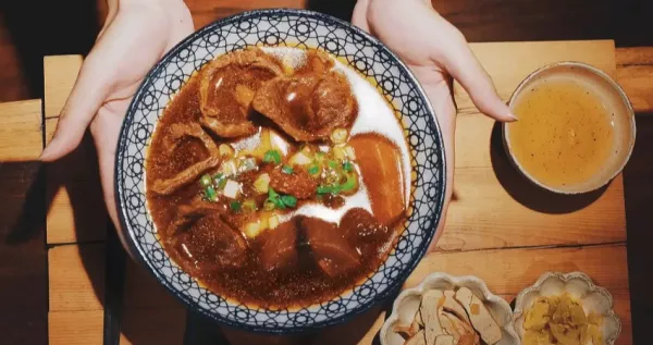 西門町牛肉麵大戰(zhàn)！最難預(yù)約牛肉麵「門前隱味」2號店開到西門町，「座位數(shù)加倍」牛肉麵控瘋搶訂位。