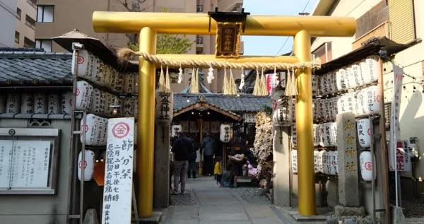 來去日本洗錢！超強京都招財景點「御金神社」，求財運必衝，錢包造型御守買起來。