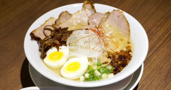 日賣1500碗！日本「雞玉錦拉麺」進駐華泰名品城，拉麵湯頭空運來臺！