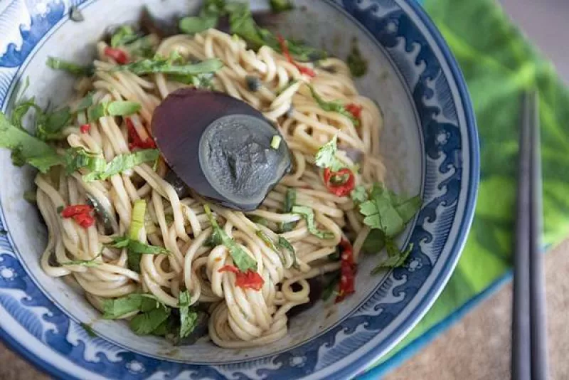 辛香料通通加下去 - 一人份皮蛋拌麵