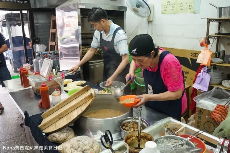 《臺(tái)北新莊美食》後港臭豆腐大腸麵線 陪伴新莊人長(zhǎng)大的回憶麵線(捷運(yùn)丹鳳站美食) - Nana媽四處趴趴走美食日記