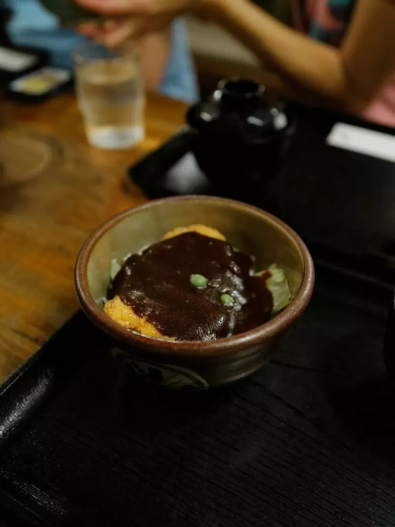 岡山｜岡山車站官方認證美食 牛肉醬汁炸豬排丼！味司 野村