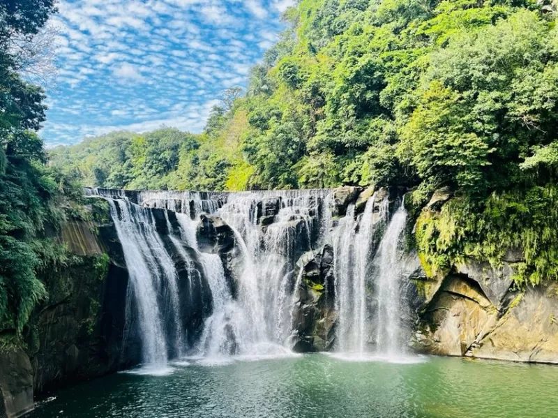 新北平溪景點「十分瀑布」~全臺最大簾幕式瀑布