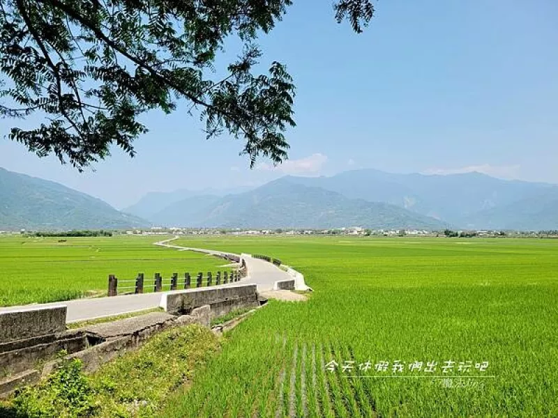 臺東縣池上鄉臺東池上天堂路。綿延的路通往山間.再遙望過去真的是名符其實的天堂路