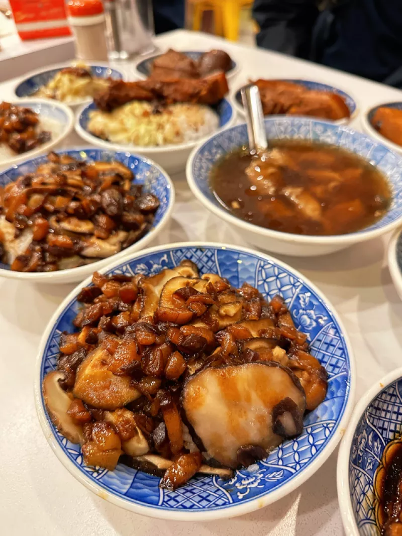 [慧?響食】小王煮瓜.華西街美食.在地飄香黑金滷肉飯