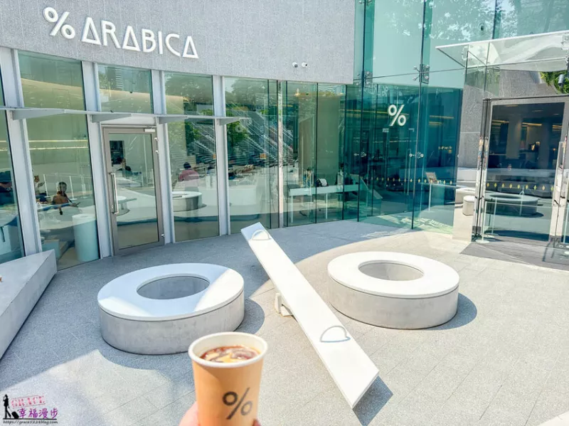 泰國% Arabica Bangkok QSNCC｜曼谷泰國–知名的國際連鎖咖啡館，有著％造型的翹翹板是IG熱門打卡點