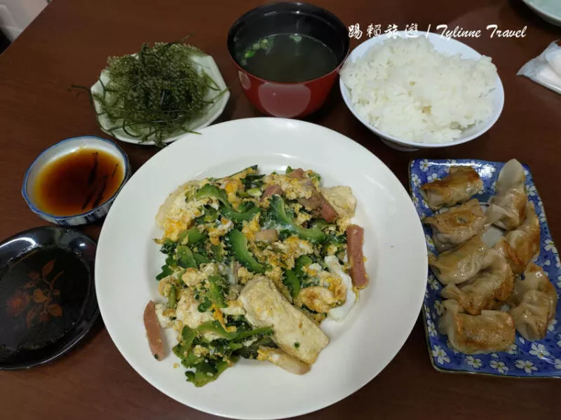 日本【沖繩美食】第一牧志公設市場，當地特色食材料理 | 涼拌海葡萄、炒沖繩苦瓜 | 那霸國際通小吃 | 日本美食推薦