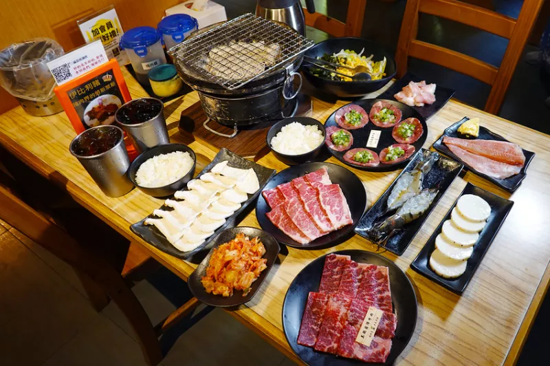 新北市蘆洲區聚餐餐廳推薦-蘆洲燒肉屋，服務好且有頂級肉品和舒適包廂的節日慶祝餐廳，炭火燒烤頂級肉品撒鹽就好吃