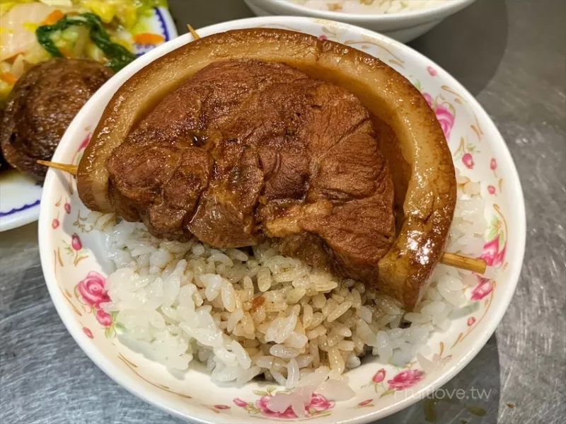 在地超過30年的爌肉飯老店，人潮不斷，除了爌肉飯，瘦肉湯也很推薦