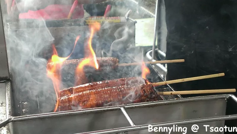 【南投草屯】小鎮裡的在地美食，好入味、好有咬勁的現烤玉米，不小心還會有隱藏版玉米出現唷@草屯老擔烤玉米