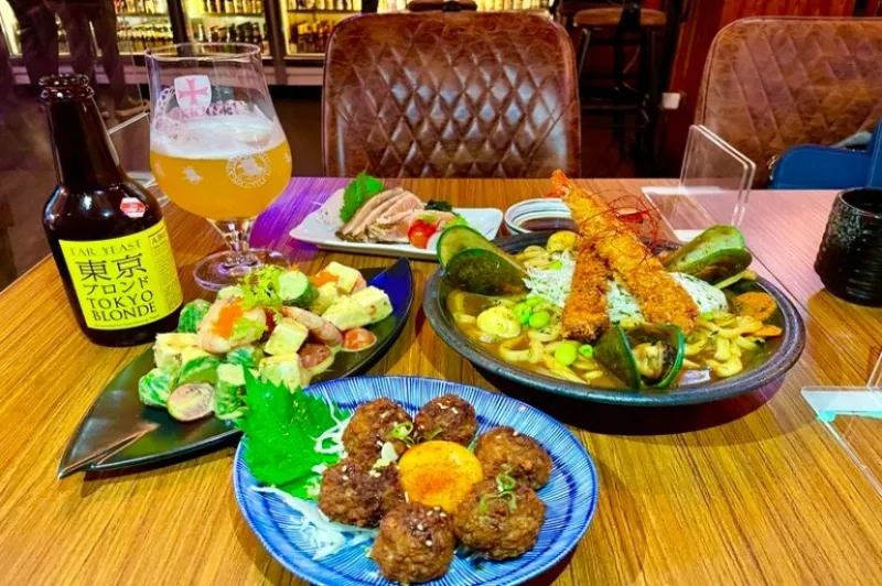 【臺北餐酒館推薦】中山區(qū)居酒屋「ABV日式居酒館」收錄 300 款世界精釀啤酒，喝日本地啤搭配銷魂鮭魚稻草燒生魚片、咖哩炸蝦炒烏龍 - 克萊兒Claire的「微醺思維」