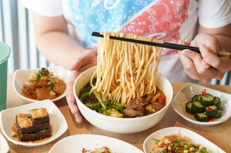 墨竹亭 燃麵本家，文青感十足的超夠味麵食館，臺中限定的煎餃絕對必點 | 城市記憶