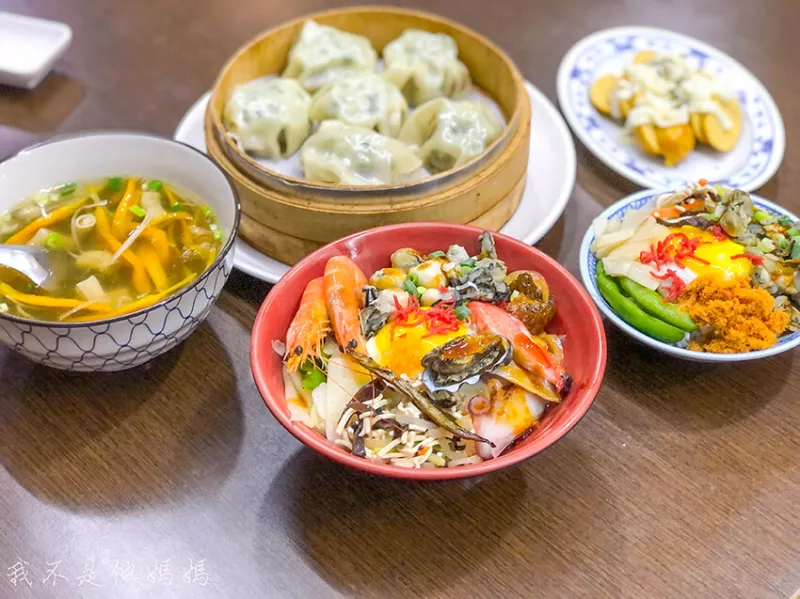 羅東夜市人氣美食一鑫園  羅東隱藏版美食  蚵仔滷肉飯  鮮蚵蓋飯 肥美鮮蚵燒賣  宜蘭特色小吃推薦