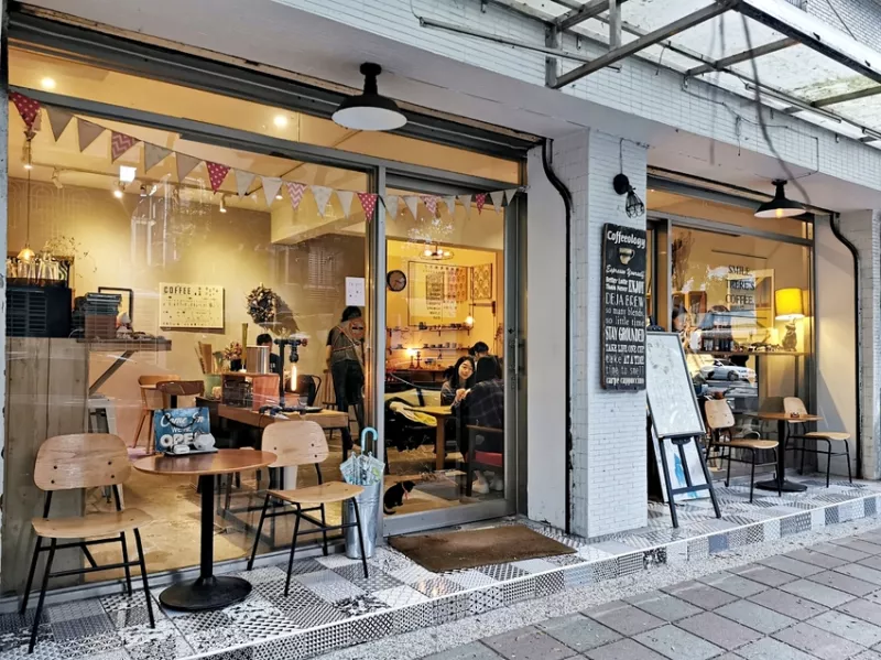 民生社區咖啡廳：勺子咖啡店spoon cafe在安靜舒適空間享受超好吃的焦糖布丁和司康，飲品也很好喝 @吳大妮。Annie