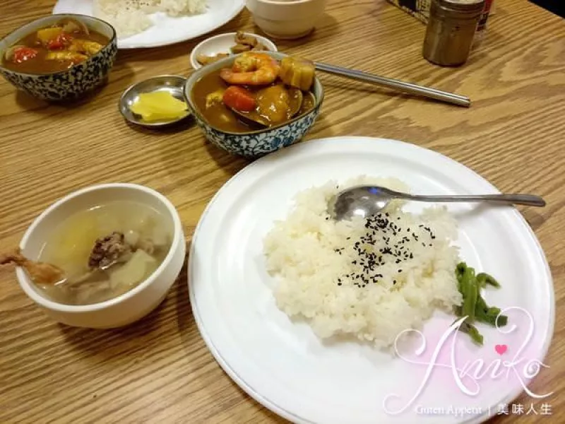 老騎士咖哩飯。白飯　飲料　小菜　熱湯任你吃到飽