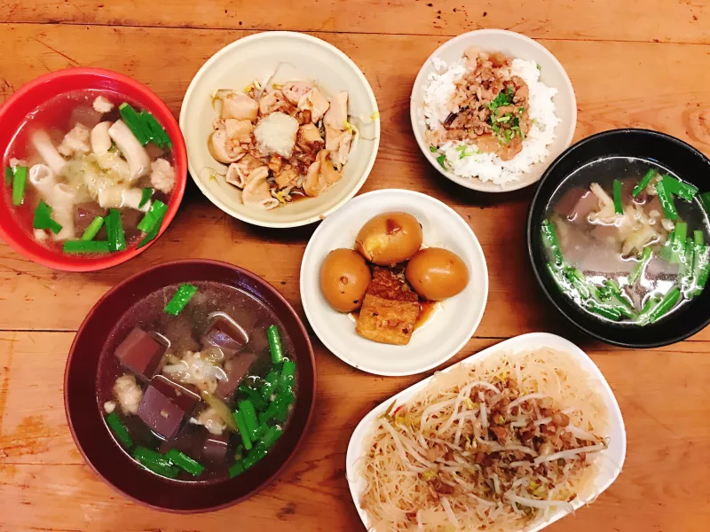  代表夫人帶你玩臺南吃遍銅板美食 X 一日遊府城古都：哈利速食 / 阿龍意麵 / 阿全碗粿 / 四季海產 / 炸雞洋行 / 蔡三毛豬血湯 / 花園夜市