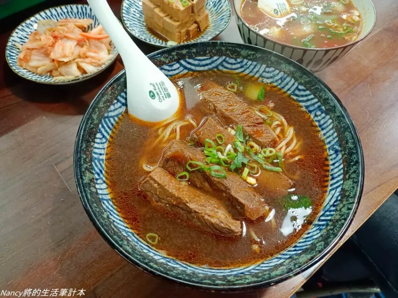 文青風(fēng)牛肉麵店，一百多元就可以超大塊牛肉吃起來很過癮~