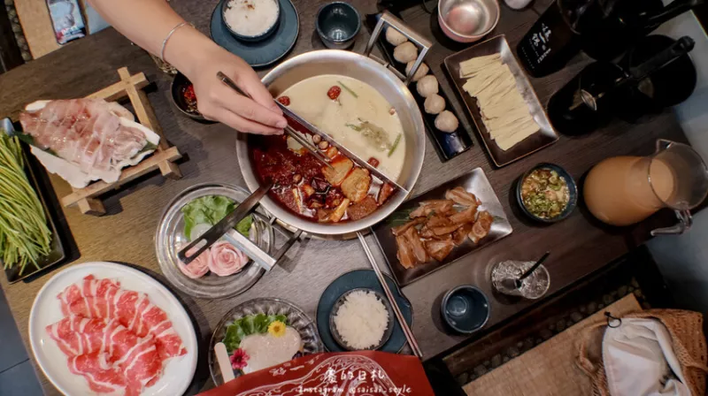 臺中市西屯區這一鍋 皇室秘藏鍋物｜臺中美食｜1680雙人套餐，可以吃到8道不同的火鍋食材，新鮮美味﹑加上現正的新膳優惠