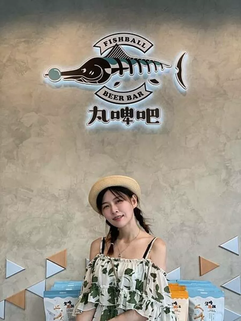 【淡水美食2022】丸啤吧 Fish Ball Beer Bar！淡水老店登峰魚酥｜精釀啤酒、魚酥魚丸打造全新概念店｜老店也可以很時尚！