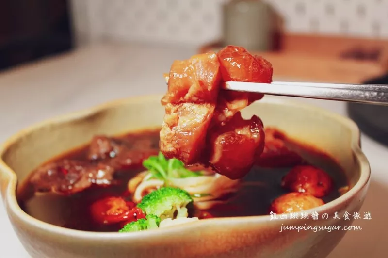 內行才知的隱藏版牛肉麵，還附免費餐前酒，超狂 !