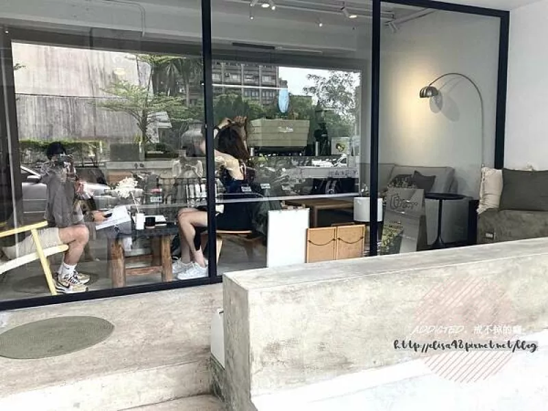 臺北信義-[Utroo café寓所咖啡] 市政府站10分鐘富邦美術館旁，複合式藝文展覽空間，寵物友善設計感十足，灰色系清水模風簡約時髦咖啡餐館