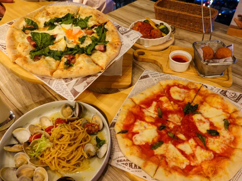 新北美食｜默爾patsa pizza(誠品新板店)》義大利麵燉飯料理推薦！鄰近板橋捷運府中站、板橋車站及高鐵，交通方便的人潮聚集地，聚餐逛街一次滿足。 - 1個媽咪2個寶