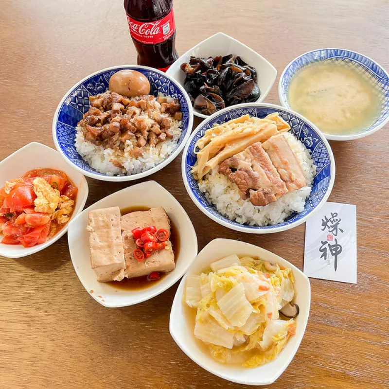 高雄｜燥神 隱藏於鳳山巷弄的美味／美味的肉燥飯東坡肉飯／滷豆腐白菜滷銅板價美味小吃吃起來