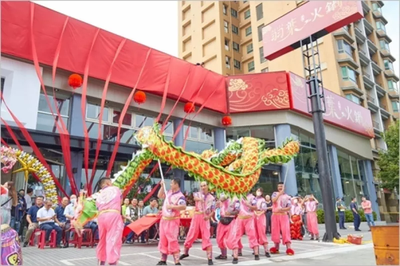 「羽葉麻辣火鍋」三重都會(huì)館  首推和牛吃到飽海陸大餐