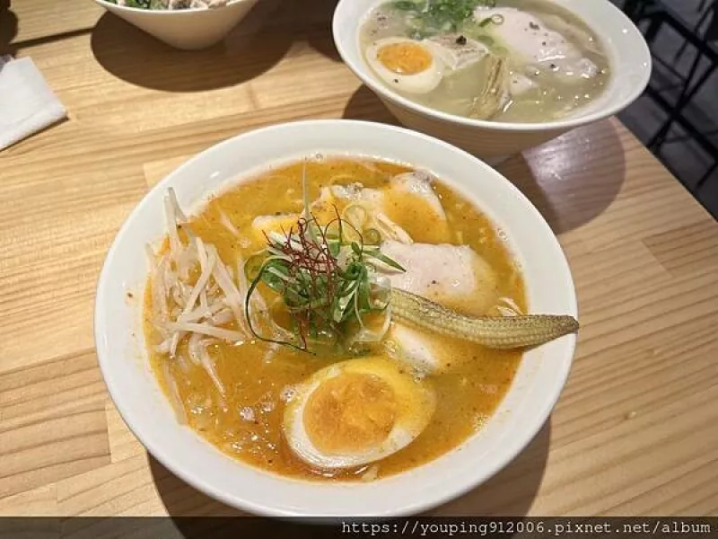 臺北大安區｜裸湯拉麵·雞白湯 和平店，除了雞還有昆布蔬菜一起熬煮的湯底，但比起拉麵我們更愛叉燒飯(附菜