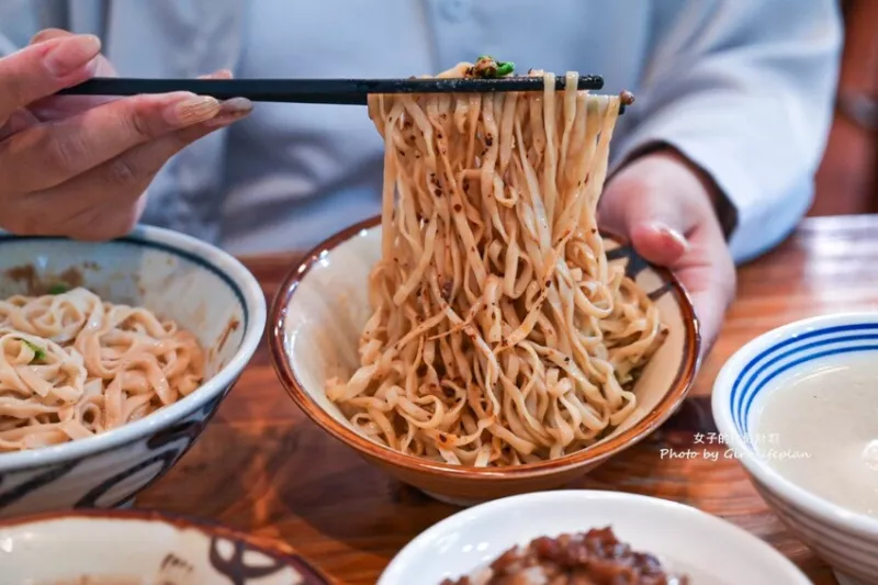 破千評論4.7星好評愛心店家，餐點10元起超傳統古早味，意麵超多種吃法更是一絕但來這絕對不要亂停車可是會被檢舉