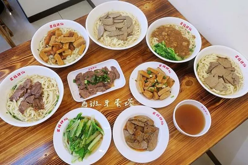 金榜拌麵 龍華店｜龜山庶民美食，龍華科技大學師生最愛～百元以下最乾淨的用餐環境，超大份量、蒜頭控最愛拌麵；還有無限享用豬骨牛肉清湯！