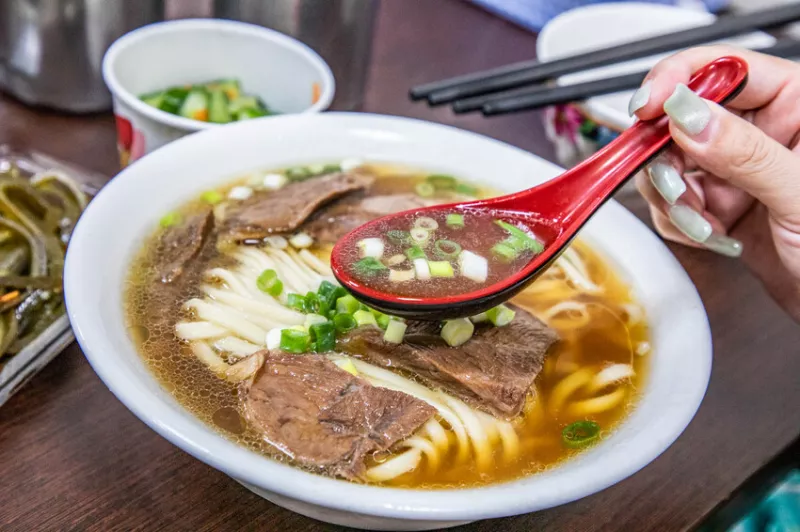 高雄市鹽埕區港園牛肉麵｜主打一個湯鮮肉大塊！在地經營六十年牛肉麵老店