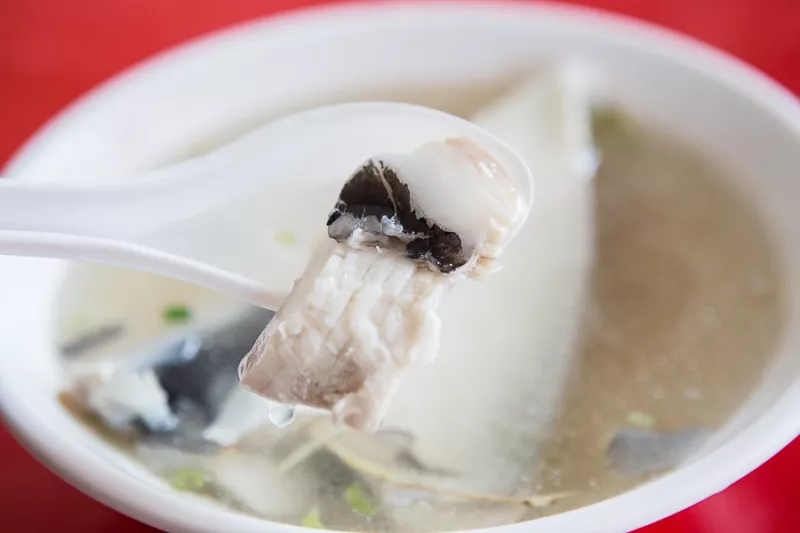 |食|高雄小吃 鹽埕 無刺虱目魚肚 鮮嫩的無刺虱目魚肚湯 