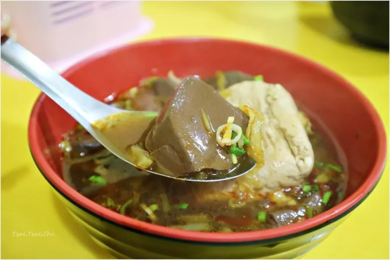 [臺北大安]寧府麻辣鴨血豆腐|滑嫩鴨血香辣夠味，還可加王子麵、冬粉、金針菇或蔬菜！