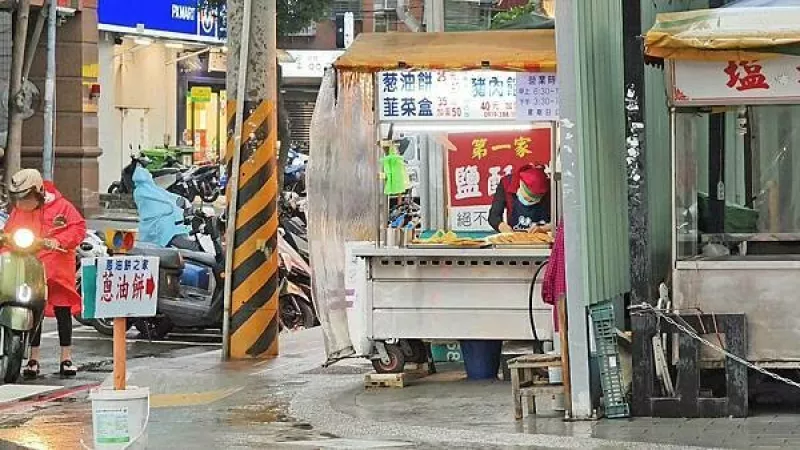 新北市板橋區(qū)無名蔥油餅韮菜盒豬肉餡餅｜酥酥脆脆，便宜又好吃的無名蔥油餅