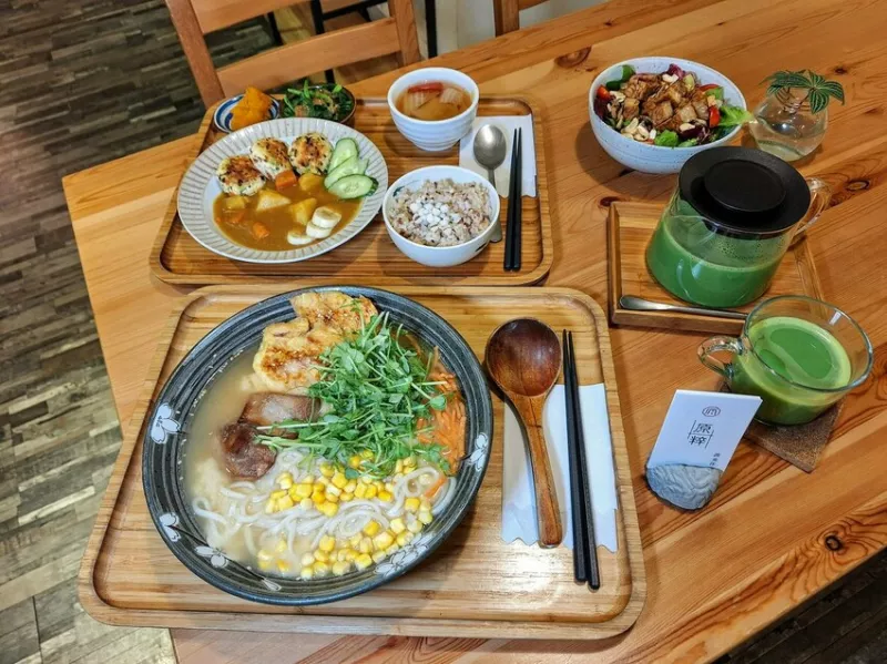 【美食】「原粹蔬食作」野菜咖哩飛龍頭、味噌豆皮拉麵，新店餐廳推薦、新北蔬食餐廳食記、新北素食餐廳 (附菜單)