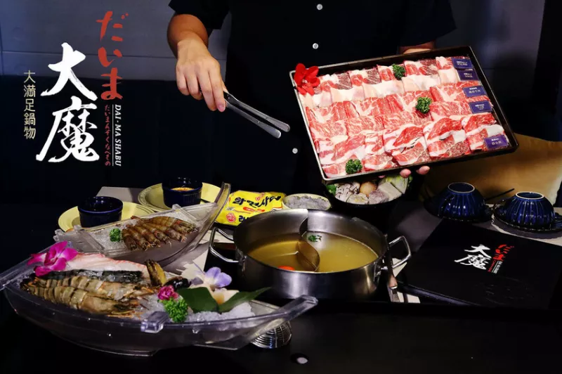 全臺最強肉品火鍋！大魔大滿足鍋物中和店，四號公園超人氣高質感火鍋，巨大霸王手臂蝦海鮮船+25盎司的肉，居然不用3000元！