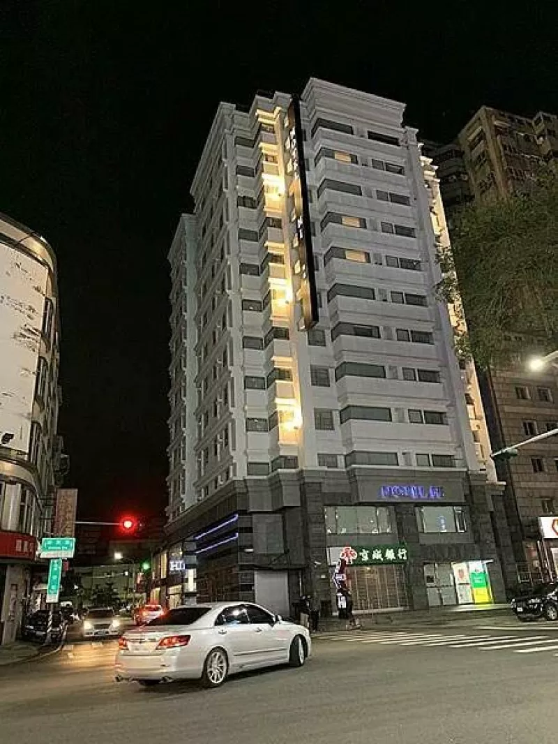 住過的都說讚！嘉義火車站旁的HI HOTEL新民店，乾淨又好睡，服務周到，是家人旅行住宿的首選。