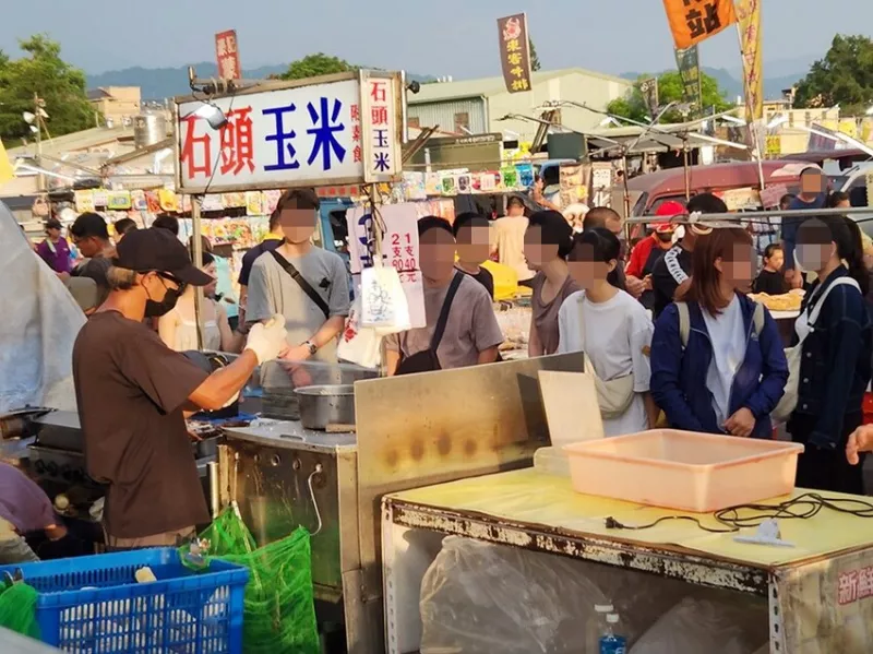 旱溪夜市超人氣烤玉米，開攤就排隊，一次三支最劃算！