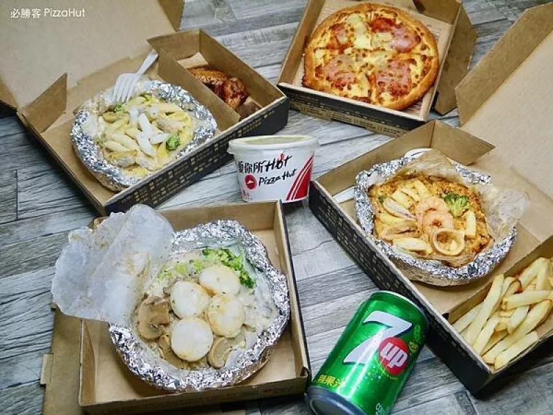 【外送外帶 新品推薦】必勝客PizzaHut-必勝客PastaHut紙包飯完封精華美味，用松露牛肝菌干貝起司和粉紅海鮮起司來場平價奢華的約會