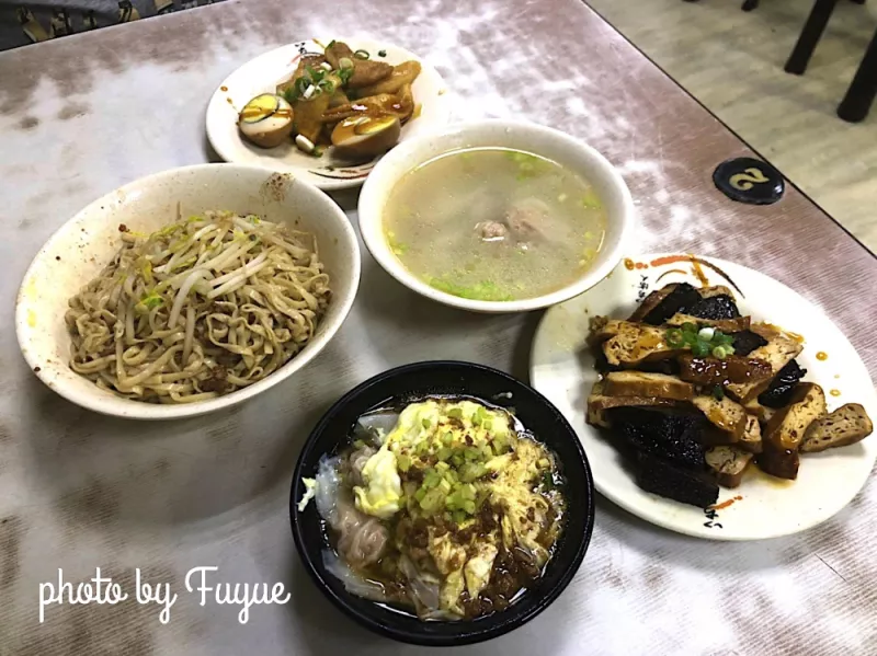 |臺(tái)北萬華?小吃| 宵夜美食.不怕半夜肚子餓《程味珍意麵》眾多滷味小菜可挑選.捷運(yùn)西門站