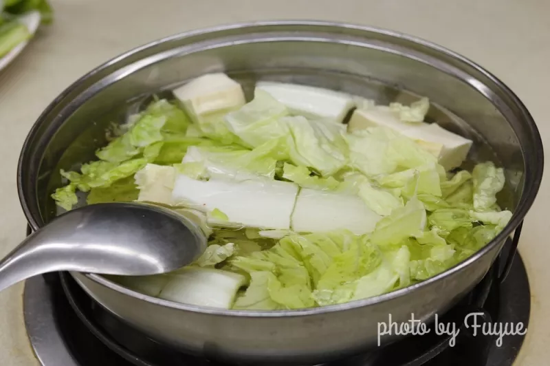 |臺(tái)北萬華?火鍋| 天冷吃鍋《清香廣東汕頭沙茶火鍋》食材新鮮肉質(zhì)好.湯頭清爽不油膩.捷運(yùn)西門站(附菜單)