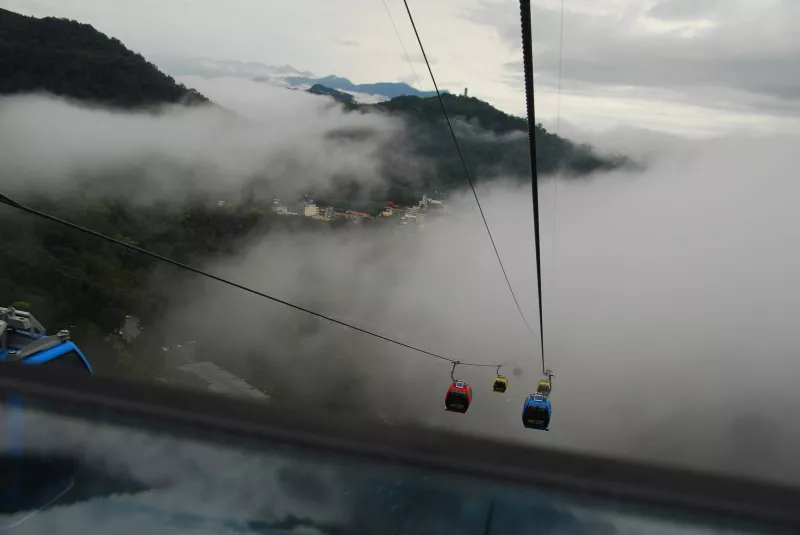 秋天到日月潭玩樂，乘坐纜車真幸福