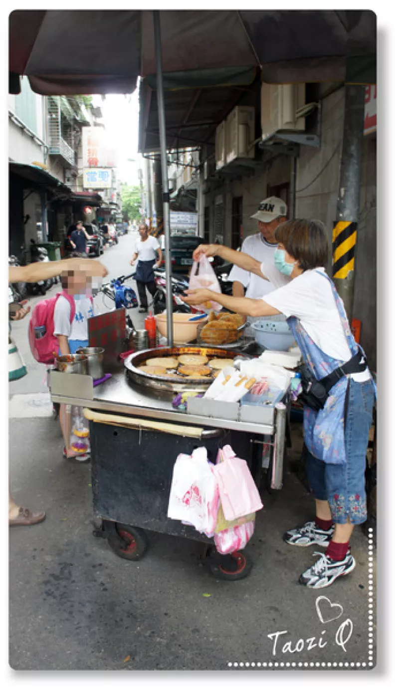 ?【Q桃小胖美食分享】? 巷子內(nèi)?排隊(duì)美食?無店面好吃酥脆蔥油餅 ?